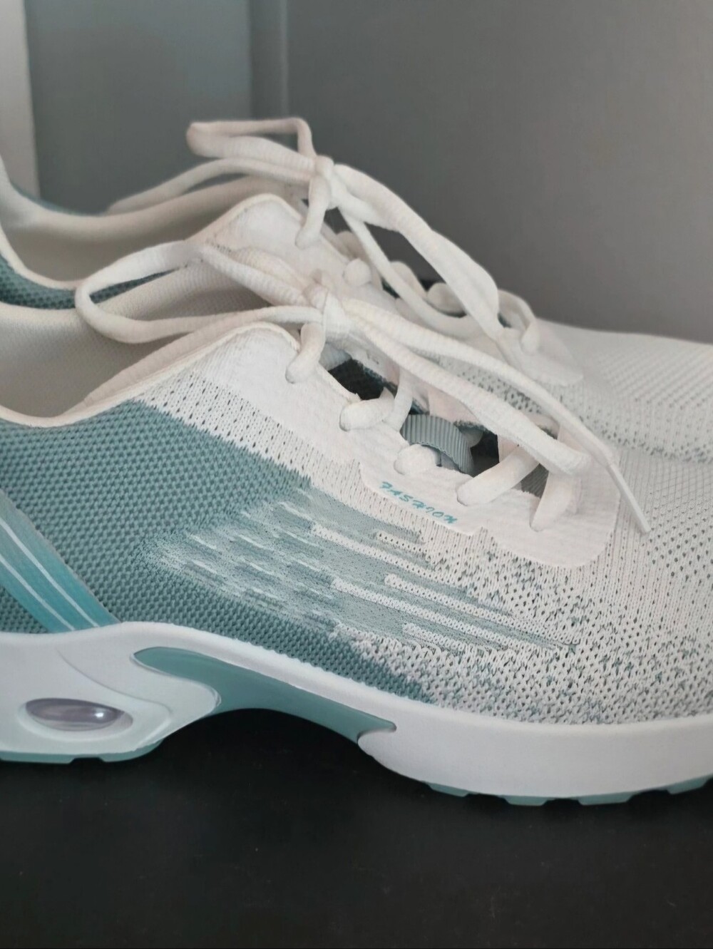Women's White/Aqua Sneakers Sz 10 - Picture 4 of 6